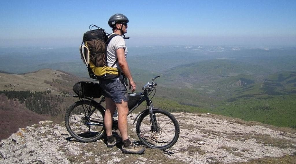 Detalle de un ciclista ajustando su equipo antes de un velotour.